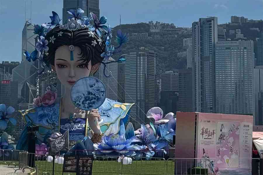 西九華服嘉年華展出12米高「紫霞仙子」花燈 網民揶揄像紙紮公仔