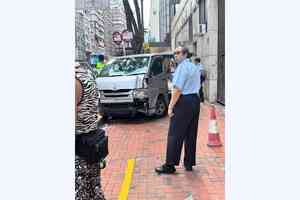 北角客貨車剷上行人路撞牆 倒車撞傷保安