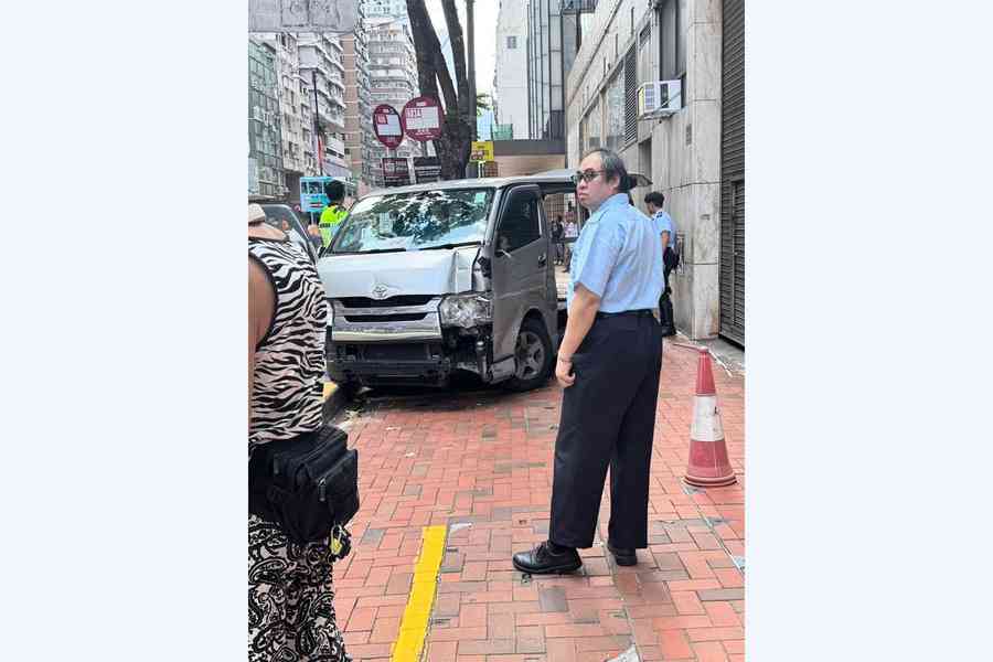 北角客貨車剷上行人路撞牆 倒車撞傷保安