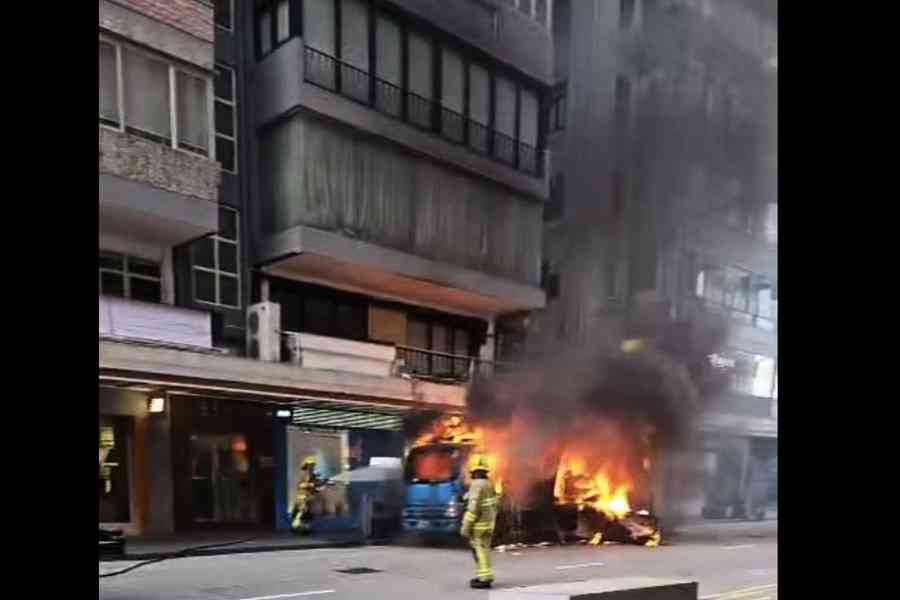 銅鑼灣運送傢俬貨車起火 消防到場救熄