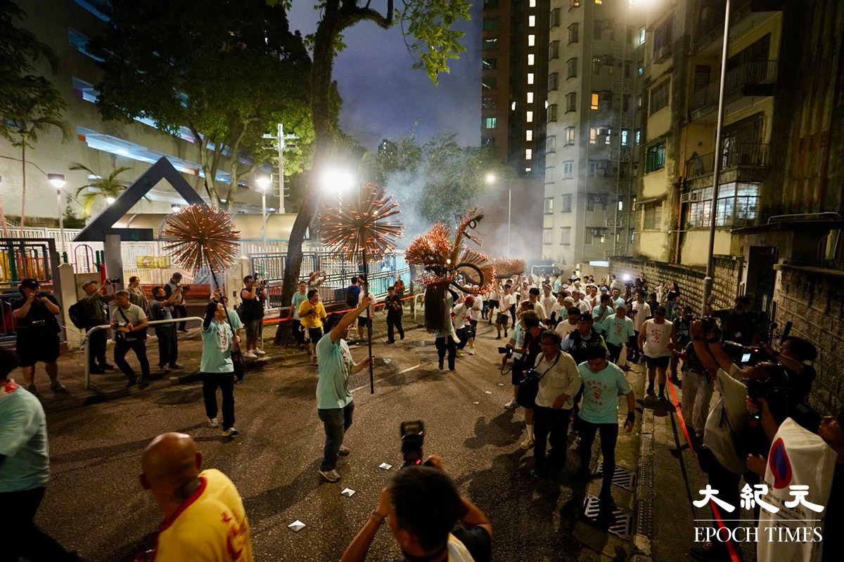 67米長的火龍由大約300人舞動。（余鋼／大紀元）