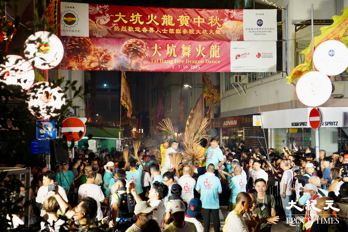 67米長的火龍及龍珠插滿過萬枝長壽香。（余鋼／大紀元）