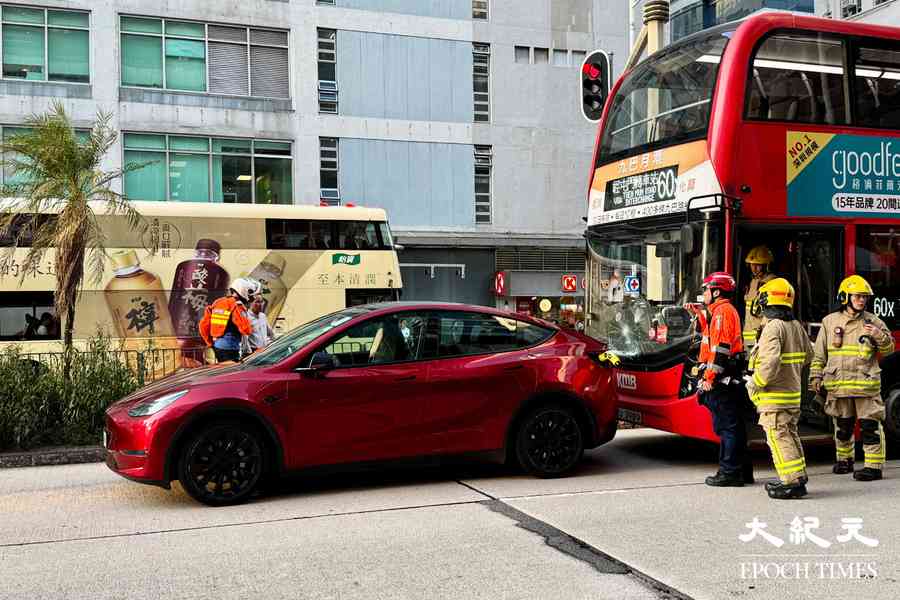 長沙灣九巴撞私家車 多名乘客受傷