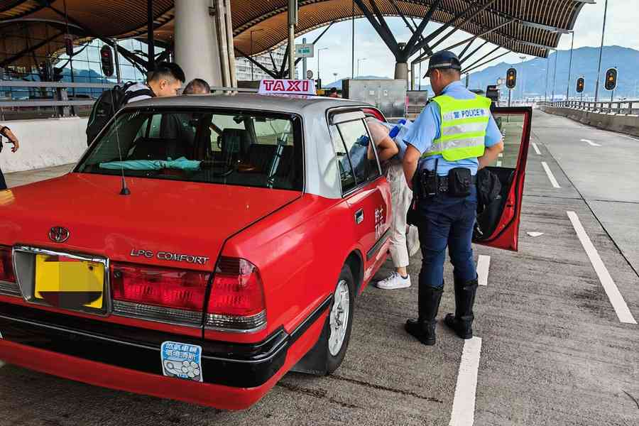 警方「放蛇」打擊的士濫收車資 拘61歲男司機