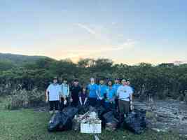 颱風後塑膠垃圾湧大嶼山 海洋公園率隊清理馬蹄蟹棲息地 