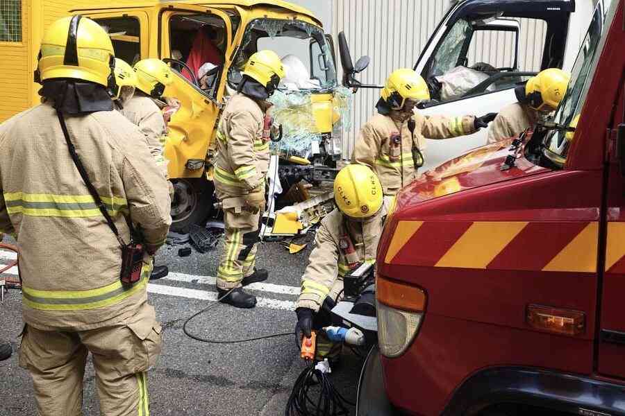 東涌兩貨車迎頭相撞 5人送院救治