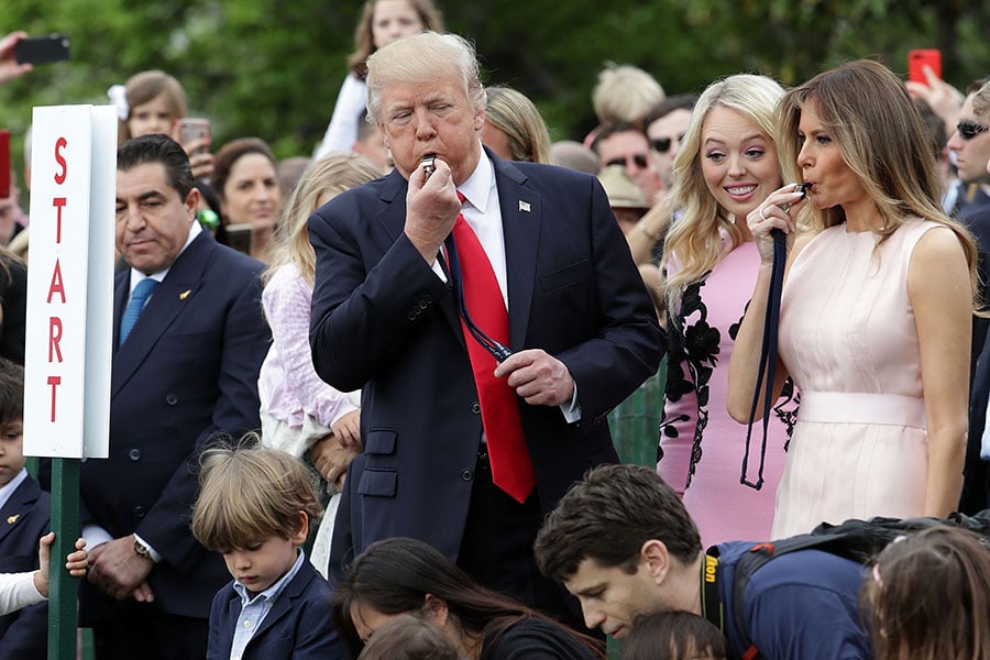總統吹響開場口哨。特朗普夫婦跟兒子巴倫一起觀看了滾彩蛋，並簽署了給軍隊的慰問卡。（Chip Somodevilla/Getty Images）