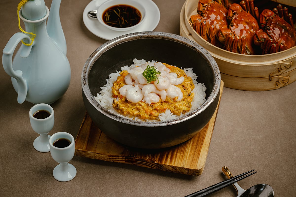 蟹粉河蝦仁石鍋飯。(公關提供)