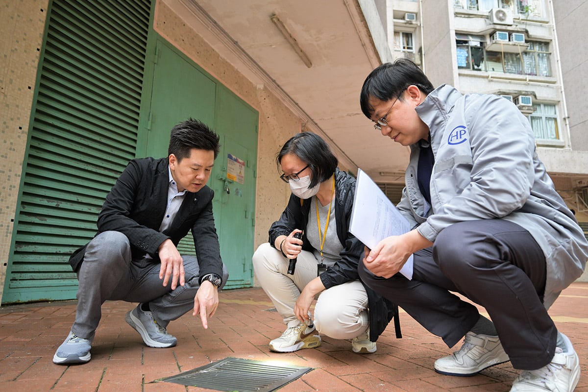 衞生防護中心總監徐樂堅醫生(左)、中心傳染病處主任歐家榮醫生(右)和食物環境衞生署人員(中)實地視察患者家居一帶的地點,進行病媒調查。(政府新聞處)