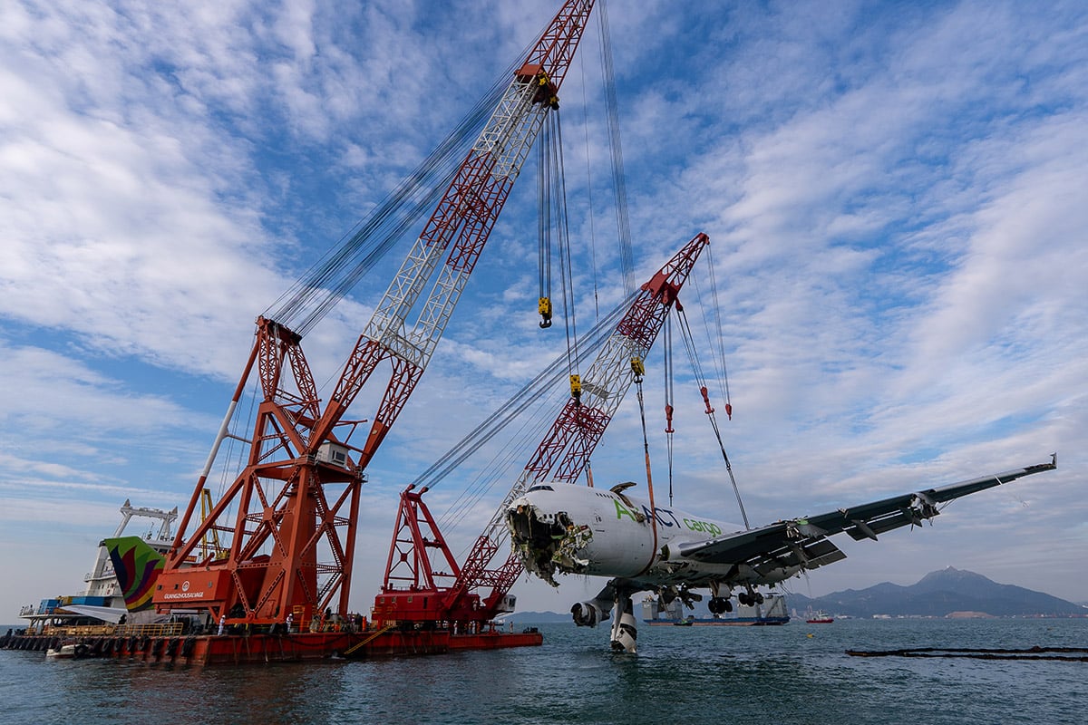 機管局委託的打撈團隊已於今日(26日)傍晚7時37分完成吊起失事貨機主體機身,並放在躉船上。(機管局圖片)