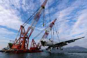 北跑道貨機墮海｜貨機主體機身吊離水面 移上躉船