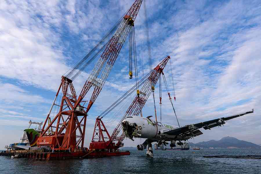 北跑道貨機墮海｜貨機主體機身吊離水面 移上躉船