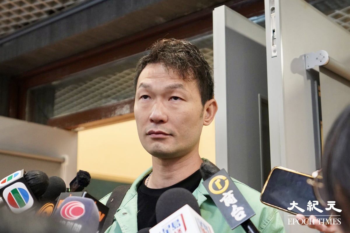 吳先生以15.5萬元投得銅鑼灣出入口快餐攤位D檔。他說市道差,預期生意比去年少。(余鋼/大紀元)