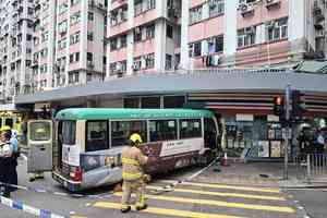 堅尼地城空載綠Van撞進便利店 司機輕傷