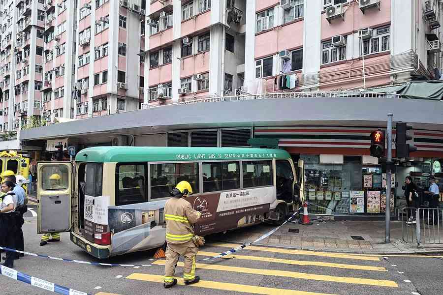 堅尼地城空載綠Van撞進便利店 司機輕傷