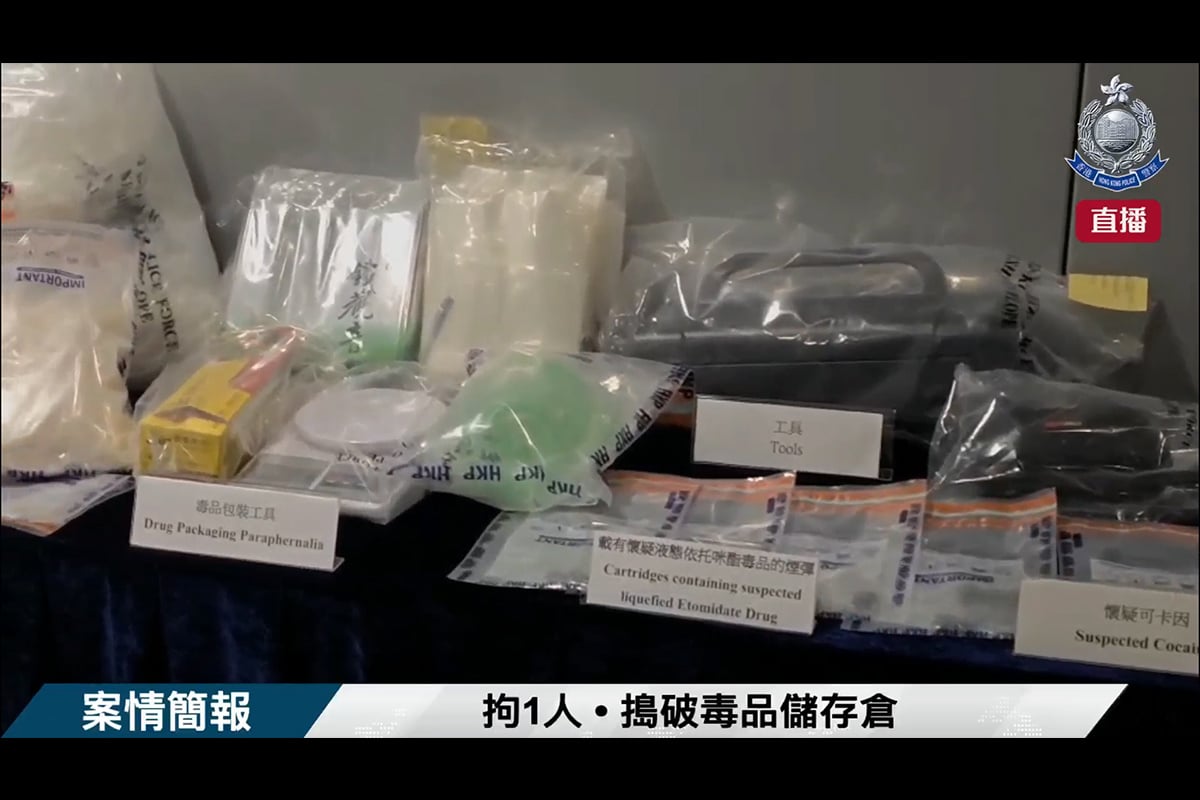 警方昨日(27日)在紅磡進行反毒品行動,搗破一個毒品儲存倉,檢獲市值超過1,900萬元的毒品。(香港警察FB直播截圖)