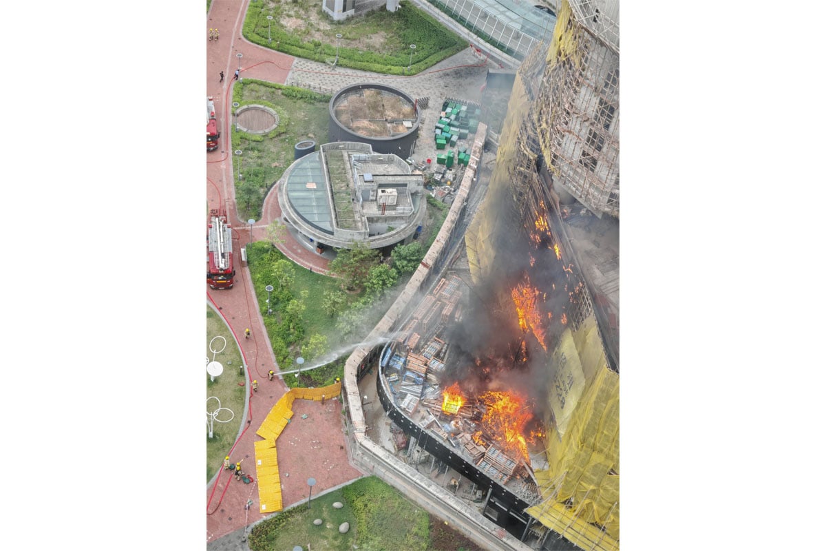 今日(29日)上午10時許,啟德沐縉街一房協地盤發生火警,消防在現場開喉射水。(啟德居民自由講/Facebook)