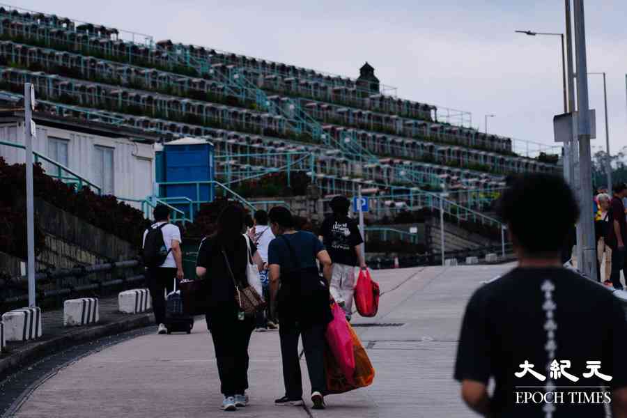 重陽節市民上山拜祭先人