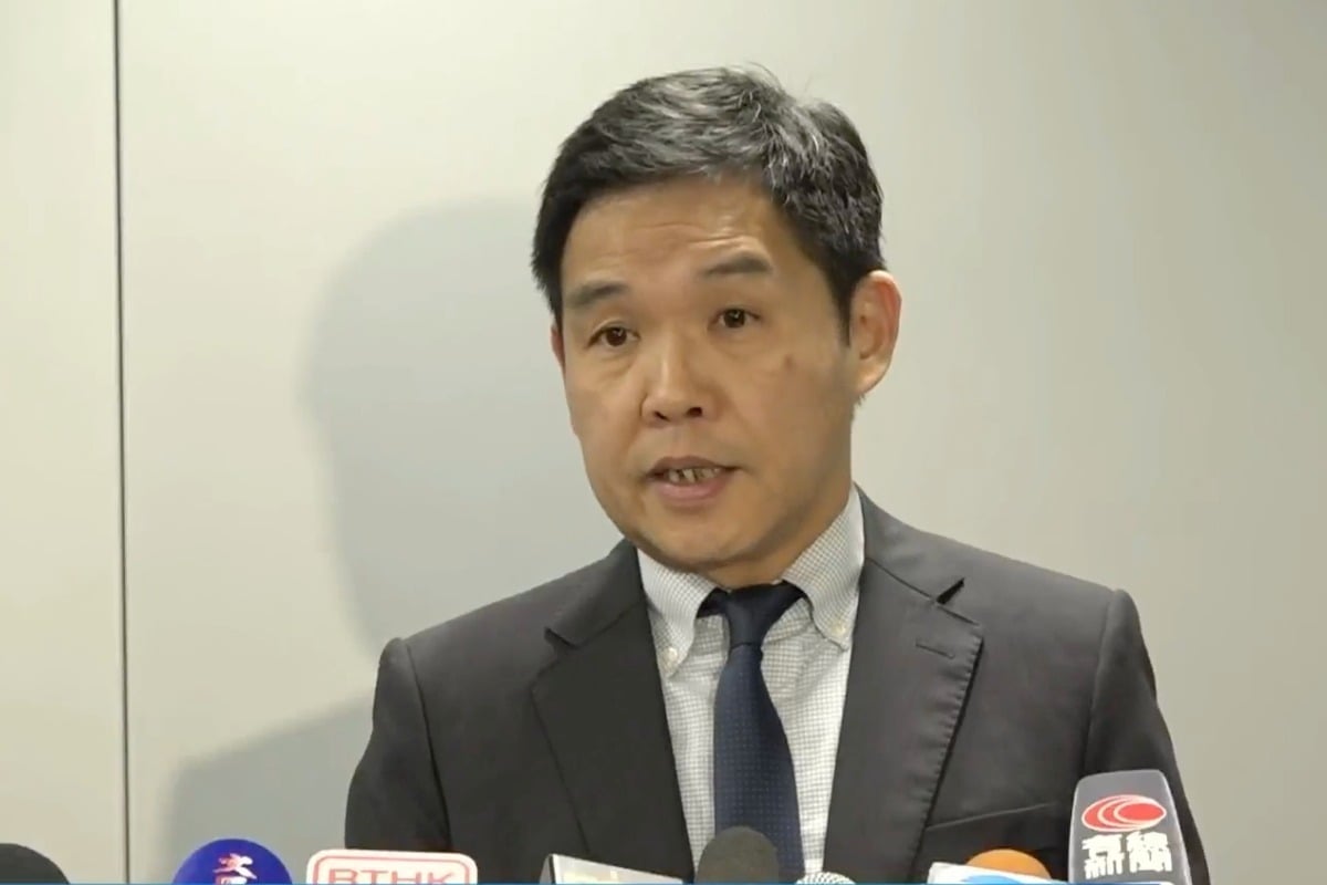 國家安全處警司張伯傑表示,被捕人介乎32歲至60歲。(香港警察直播擷圖)