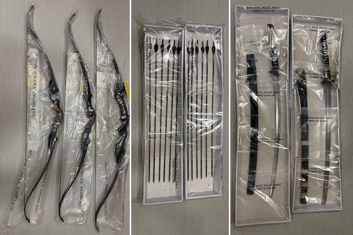 政府指,警方昨(29日)在同一行動中,搜查九龍一個單位,檢獲三把複合弓、12支箭及兩把武士刀,並拘捕多一名46歲男子,令被捕人數增至6人。(政府新聞處)