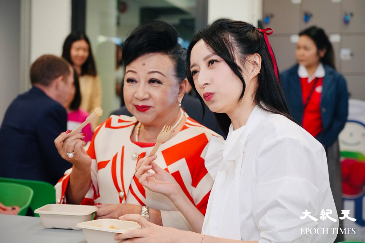 藝人薛家燕(左)及龔嘉欣。(霄龍/大紀元)