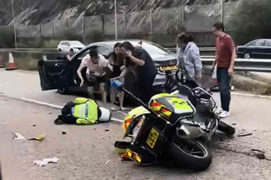 警察電單車撞私家車 交通警骨折倒地