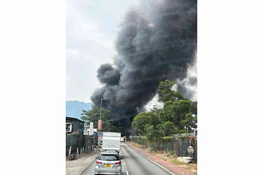 八鄉車房起火 黑煙沖天