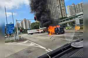 屯門青田路貨車起火