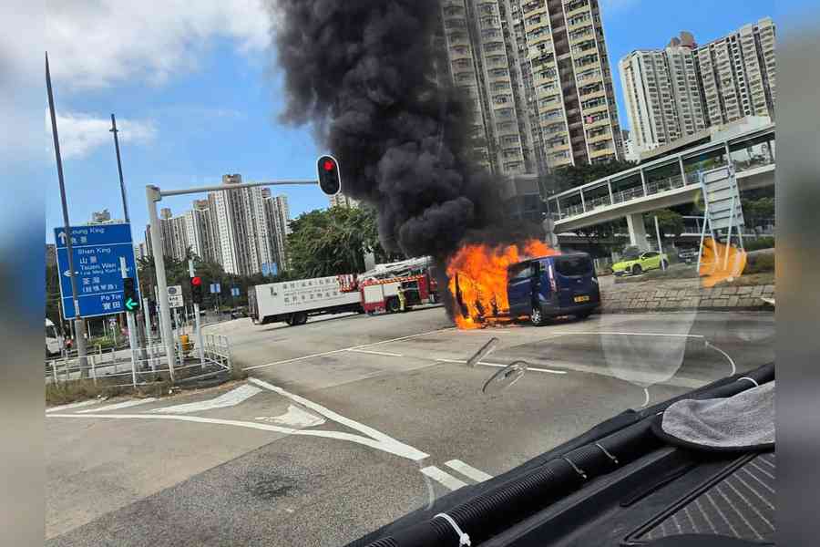 屯門青田路貨車起火