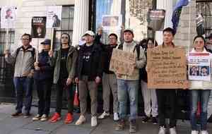 英國集會聲援李卓人鄒幸彤 一男子搗亂被警帶走