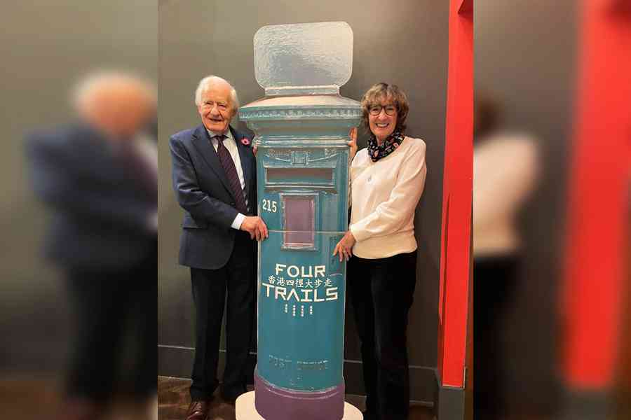 前港督衛奕信現身《香港四徑大步走》英國放映會