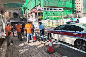 瑪嘉烈醫院荔景大樓工程疑欠薪 多名工人樓外抗議