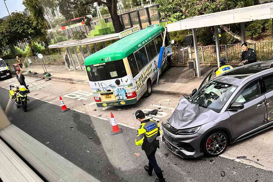 沙田專線小巴與私家車相撞釀7人受傷