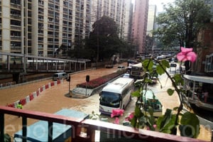 荃灣青山公路近愉景新城爆水管 路面水浸