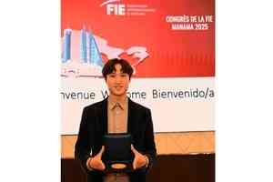 蔡俊彥膺花劍「世一」領獎牌