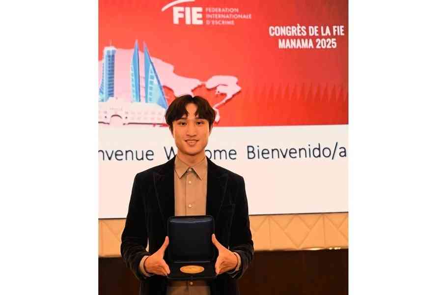 蔡俊彥膺花劍「世一」領獎牌