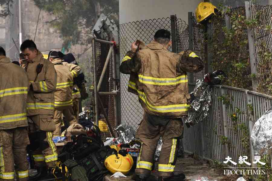 宏福苑5級火｜消防繼續灑水救出更多傷者 消防衣被燻黑