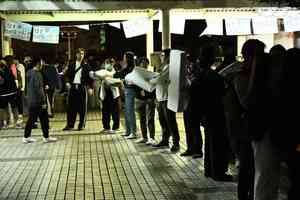 宏福苑5級火｜深夜大批市民運送物資 廣福商場有居民席地而睡