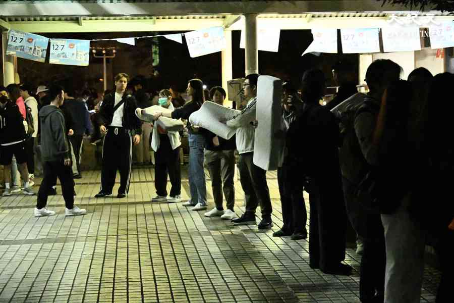 宏福苑5級火｜深夜大批市民運送物資 廣福商場有居民席地而睡