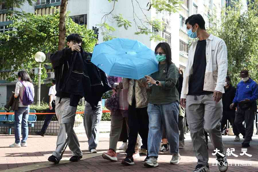 宏福苑5級火｜憑照片認屍 家屬步出會堂神色悲痛