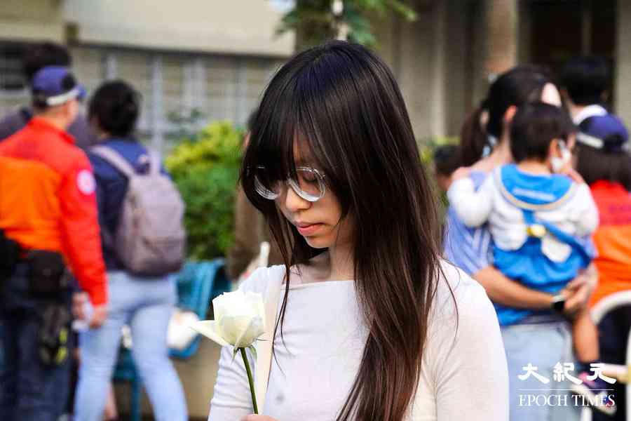 宏福苑5級火｜市民獻花悼念：逝者安息、生者堅強