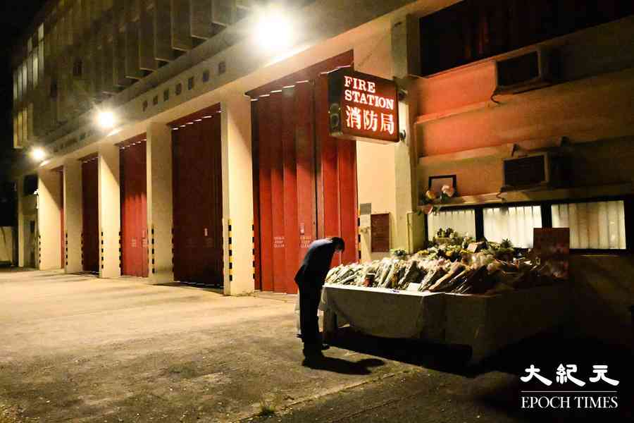 宏福苑5級火｜多名市民消防局外悼念 消防為何偉豪家人募捐