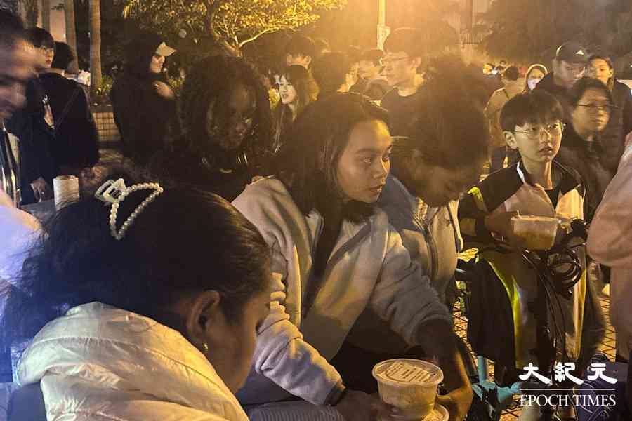 宏福苑5級火｜入夜後稍趨平靜 悲傷過後送上打氣聲