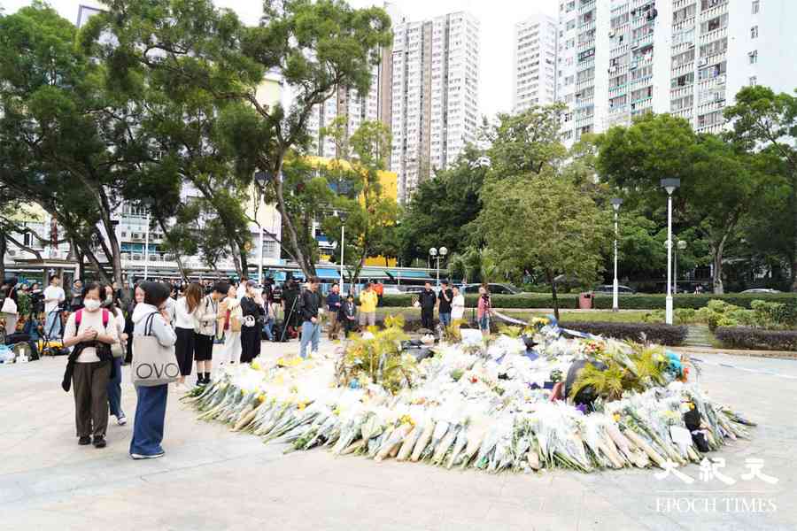 宏福苑5級火｜花海不絕 逾千市民排隊悼念 街坊盼早日交代