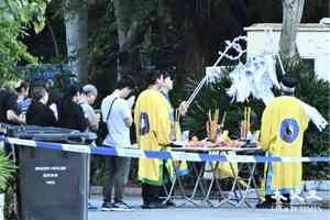 宏福苑5級火｜罹難者家屬到災場路祭