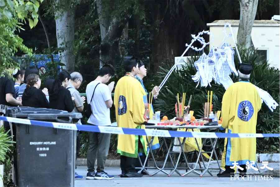 宏福苑5級火｜罹難者家屬到災場路祭