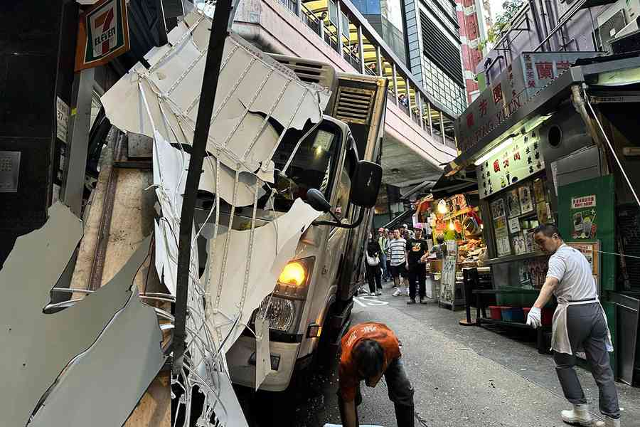 中環運豬貨車衝入便利店 一顧客受傷