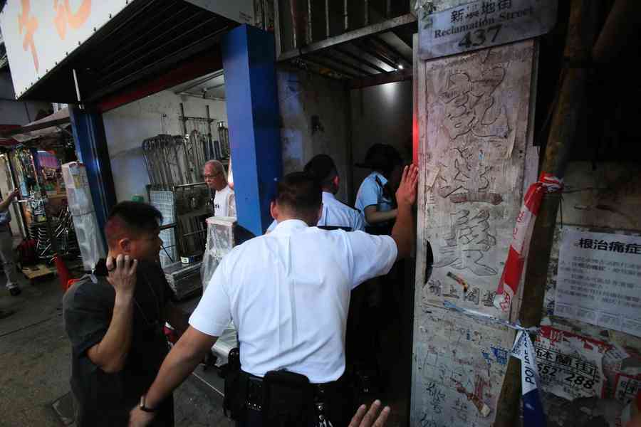 警搗旺角毒窟拘18人 6人攀窗時受傷釀一死