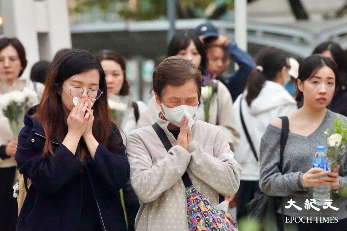 今日繼續有市民到宏福苑附近獻花悼念。（余鋼／大紀元）