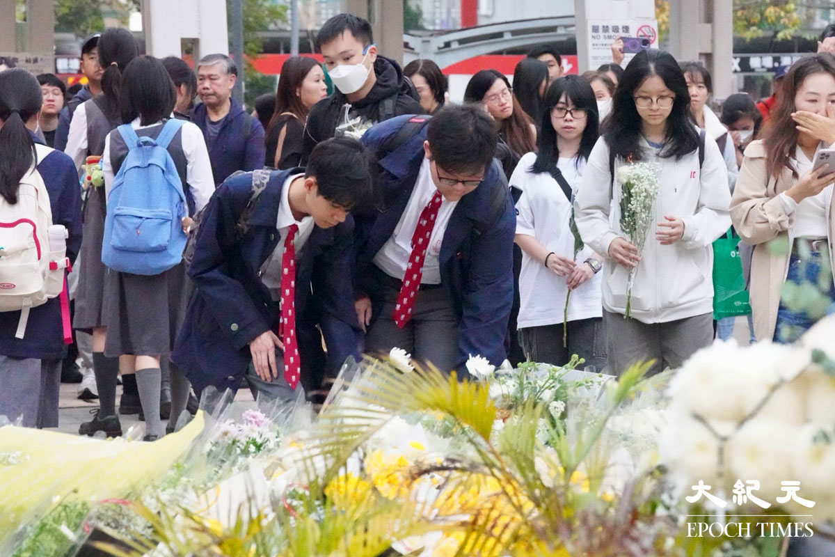 今日繼續有市民到宏福苑附近獻花悼念。（余鋼／大紀元）